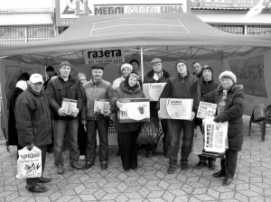 Переможчі розіграшу призів у Хмільнику (зліва направо): Віктор Антипенко, Олексій Чекотун, Юрій Казмирчук, Раїса Міселюк, Володимир Вознюк, Дмитро Павліковський та Світлана Романовська