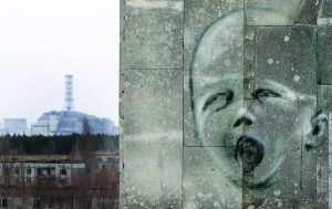 Графіті на стіні одного з будинків у покинутому місті Прип’ять на Київщині. Позаду видно саркофаг,  який закриває пошкоджений четвертий реактор на Чорно-бильській АЕС. Зону відчуження біоенер-гетики вважають патогенною