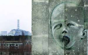 Графіті на стіні одного з будинків у покинутому місті Прип’ять на Київщині. Позаду видно саркофаг,  який закриває пошкоджений четвертий реактор на Чорно-бильській АЕС. Зону відчуження біоенер-гетики вважають патогенною