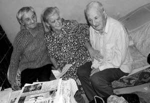 Степанія Захаренкова з чоловіком Олександром Голофастом (праворуч) і його сином Іллею у своєму будинку в місті Герца Чернівецької області