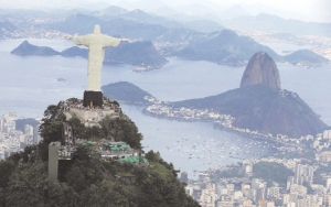 Статуя Христа-Спасителя є символом міста Ріо-де-Жанейро у Бразилії. Вона 39,6 метрів заввишки, важить 700 тонн.  Стоїть на вершині 700-метрової гори Корковаду в національному парку в межах міста