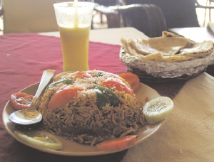 Індійський плов бір’яні роблять з овочами, креветками та курятиною. Гостру страву прикрашають свіжими овочами, запивають ананасовим соком