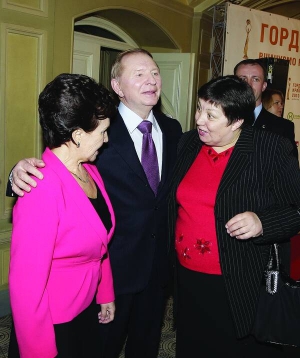 Екс-президент Леонід Кучма обіймає дружину Людмилу (ліворуч) під час спілкування з гостями церемонії ”Гордість країни” у столичному Оперному театрі