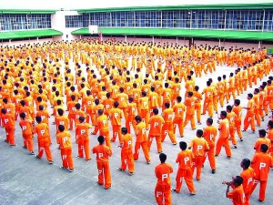 Засуджені в’язниці Себу репетирують танок на подвір’ї. На заняття йдуть охоче. Танцювати мають усі в’язні, з чоловічої та жіночої частин тюрми