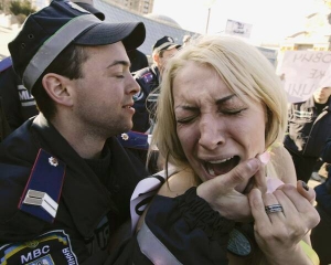 Міліціонер арештовує активістку жіночого руху ”Фемен” Інну Шевченко 19 квітня на столичному майдані Незалежності