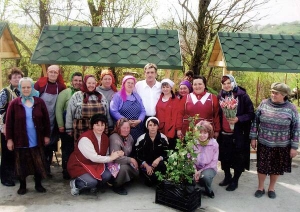 Президент Віктор Ющенко (в центрі) у 2007 році власним коштом звів для мешканців села Лісники під Києвом дерев’яні торгові столи з накриттям.  Ті продавали саджанці над дорогою. Уночі 11 квітня столи поламали