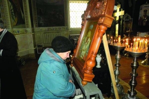 Жінки моляться перед іконою Іоасафа Бєлгородського у Лохвиці