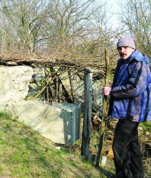 Житель Миргорода Валерій Шатньов показує рештки фундаменту своєї дачі неподалік Кибинець. Її повністю розібрали за одну ніч невідомі