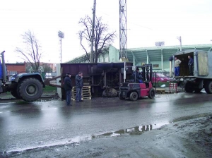 Трактор із причепом, повним мішків із соняшниковим насінням, перекинувся в Полтаві 8 квітня на площі Незалежності, біля стадіону ”Ворскла”