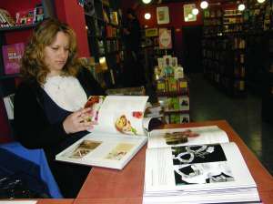 Продавець магазину ”Емпік” у Вінниці Ольга Марущак показує найдорожчу книжку ”Італія — гастрономія”, яка продається за 1,5 тисячі гривень