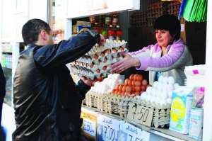 Працівник ресторану купує на столичному Деміївському ринку 90 яєць. Замовляв за тиждень