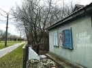 Покинута хата на центральній вулиці міста Чорнобиль заросла чагарниками