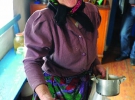 78-річна Ганна Заворотня живе з неходячою сестрою у селі Куповате. Після евакуації повернулася сюди у 1988 році