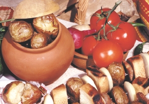 Картопля є одним із фаворитів мангалу. Для її начинки підійдуть зелень, часник, сало та спеції