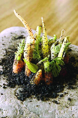 У ресторані ”Нома” готують овочі на камінні. Відварену моркву приклеюють картопляним пюре до поверхні каменя. Посипають ”ґрунтом”, який роблять із пшениці, солоду, фундукового борошна та пива