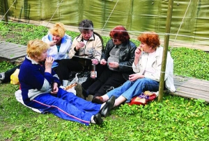 Жінки сидять у столичному Маріїнському парку. Прийшли підтримати Партію регіонів. П’ють пиво, їдять бутерброди із шинкою та сиром