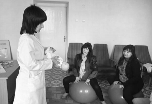 Лікар-гінеколог жіночої консультації львівської міської поліклініки №2 Анна Білик показує майбутнім мамам, як правильно має народжуватися дитина