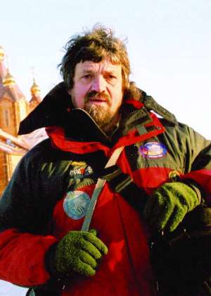 Микола Хрієнко на Чукотці, біля церкви в російському місті Анадирі у 2004 році. Минулої неділі його висадили з поїзда Київ–Москва