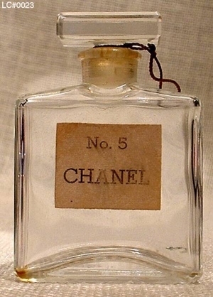Замість химерного флакона для ”Шанель №5” Коко запропонувала простий, прозорий, схожий  на ”чоловічий”, — щоби було видно золотаву рідину всередині.  Фото 1921 року. Сьогодні що 30 секунд у світі купують флакон цих парфумів. А за рік, як підрахували у французькому уряді, продають  на понад 100 мільйонів доларів