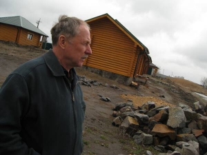 Депутат Семенівської районної ради Полтавської області Григорій Пипич показує дачу на острові Орівщина за селом Погребняки. Кажуть, вона належить міліцейському чиновнику