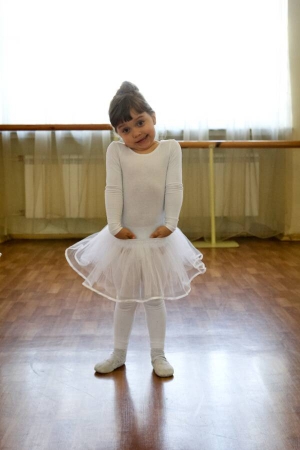 Киянка Поліна Аронова під час заняття у балетній студії в столичному Будинку вчителя. Дівчинка часто крутиться та вередує. Через це викладач садовить її на лаву