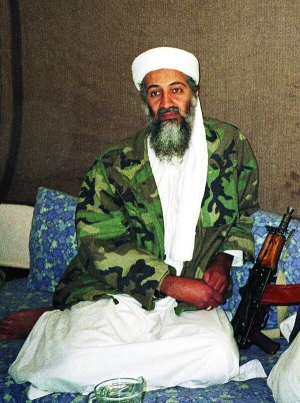 Ім’я Усами бін Ладена стало відоме світу після терактів 11 вересня 2001 року, коли в Нью-Йорку були зруйновані два хмарочоси Всесвітнього торгового центру й загинули близько трьох тисяч людей. Тодішній президент США Джордж Буш пообіцяв убити бін Ладена. За голову ”терориста номер один” обіцяли 25 мільйонів доларів