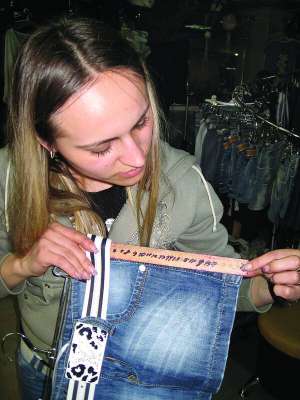 Продавець магазину ”За склом” у центрі Полтави Катерина Сєрокурова показує найкоротшу спідницю. Її довжина 23 сантиметри