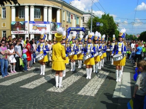 По вулиці Соборній у Вінниці на День Європи минулого року проходить ансамбль барабанщиць міського Палацу дітей та юнацтва. Більшість вінничан не здогадувалися про існування такого ансамблю у місті