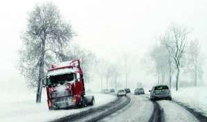Автомобілі загрузли на засніженій трасі між містами Вроцлав та Єлєня Гура у західній Польщі. Дорожні служби кажуть, що взимку такий рівень снігу не спричиняє проблем, а водіїв підвели літні шини
