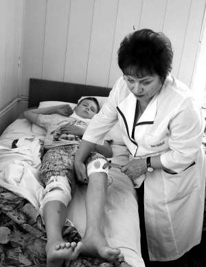 Лікар оглядає Владислава Мошківського у столичній дитячій лікарні Охматдит. Від удару машиною в нього стався струс мозку, травмовані коліна та стегно
