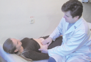 Київський гастро- ентеролог Юрій Кійченко промацує печінку в пацієнтки. Вона скаржиться на тяжкість під ребрами й нудоту. До цього місяць пила антибіотики від бронхіту