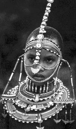 Масайські жінки, які живуть на території Танзанії, змалку носять багато прикрас зі скла та металу. На шию дівчатам кріплять обручі, аби вона виростала довгою і тонкою