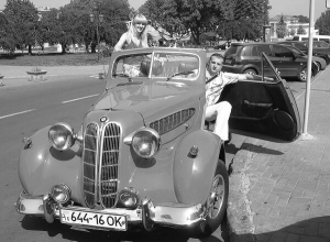 Подружжя вінничан Володимира і Наталі Рожковських фотографуються у раритетному автомобілі в центрі міста торік улітку. У березні вони знімалися у розважальній програмі ”Мій зможе” на каналі ”1+1”