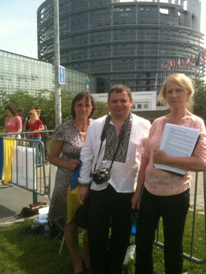 Журналист Сергей Штурхецкий под зданием Европарламента