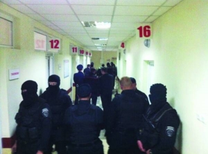 У столичну лікарню швидкої допомоги Юрія Луценка привезли під конвоєм із десяти спецназівців у масках