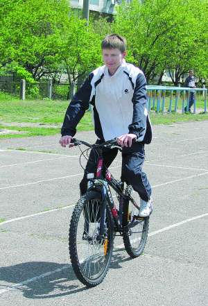 Сергій Оксаниченко на стадіоні черкаської  школи №34 випробовує подарований міськрадою  велосипед. Каже, що відвик від велосипедних прогулянок. Востаннє катався в дитинстві 