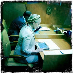 11 травня лідер партії ”Батьківщина” Юлія Тимошенко прийшла до суду з портативним комп’ютером. Писала повідомлення в інтернет про хід судового засідання