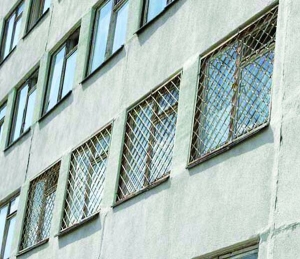 Перше (праворуч) заґратоване вікно на другому поверсі лікарні — палата Юрія Луценка. Там відчинена кватирка