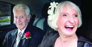 Американці Форрест Лансвей і Роуз Поллард їдуть після шлюбної церемонії. На їхньому весіллі було 95 гостей