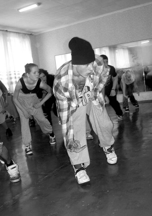 Олександр Геращенко із полтавського міста Хорол показує елементи хіп-хопу в танцювальному залі Полтави. Хлопець переміг у проекті ”Танцюють всі-3”