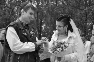 Наречені Ірина та Володимир Гамалиці з міста Умань на Черкащині обмінюються срібними обручками. На їхнє весілля приїхало 300 байкерів