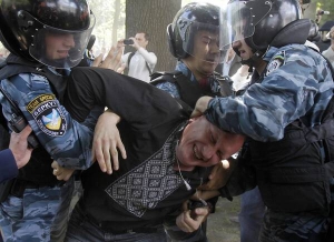 ”Беркутівці” намагаються скрутити Миколу Коханівського із Конгресу українських націоналістів. Він пручається. За мить його за ноги й руки понесуть до міліцейського автобуса. Там складуть адмінпротокол про порушення порядку нецензурною лайкою