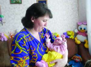 Софія Неділько з Луцька з донькою тримісячною Юлею. У березні дівчинці зробили операцію на серці. Тоді вона важила кілограм 100 грамів