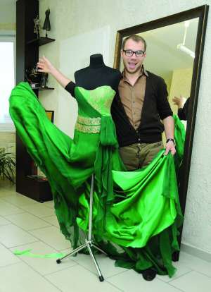 Дизайнер Андре Тан демонструє вечірню сукню, яку шиє на замовлення у своєму столичному офісі на Осокорках. У Тана одягаються телеведуча Марія Єфросиніна, співачки Ірина Білик і Тіна Кароль