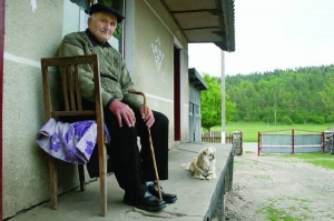 Петро Лизан сидить у кріслі біля літньої кухні у селі Кальне на Тернопільщині. 12 травня йому виповнилося 111 років. День народження з родиною відсвяткує влітку