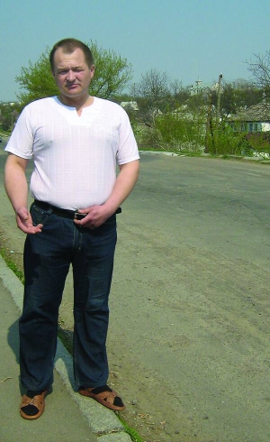 Олександр Солошенко з міста Тальне Черкаської області боїться виїжджати з двору своїм ”москвичем”. Упевнений, що інспектори будуть до нього чіплятися