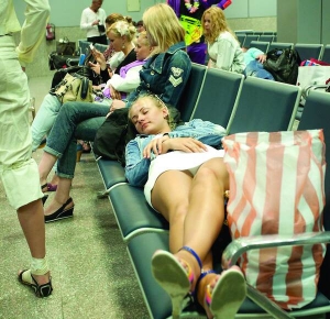 Пасажири рейсу Хургада–Київ ночують на стільцях в аеропорту єгипетського міста. Через технічні несправності в двигунах літак затримали на 14 годин