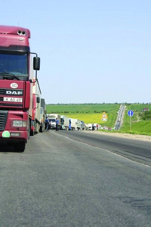 Кількасот вантажівок стоять у заторі при в’їзді до Миколаєва з боку Одеси. Рух зупинився приблизно з 10.30 до 15.00 у вівторок, 17 травня
