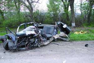 ”Лада-Калина” на повній швидкості в’їхала у зустрічну автоцистерну. Від зіткнення 40-тонну вантажівку скинуло у кювет, а легковика розірвало