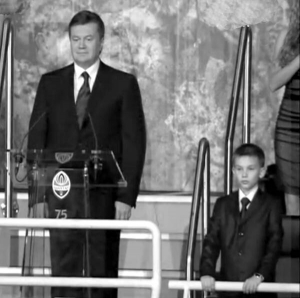 На святкування 75-річчя футбольного клубу ”Шахтар” президент Віктор Янукович приїхав на ”Донбас Арена” у Донецьку з онуком Віктором